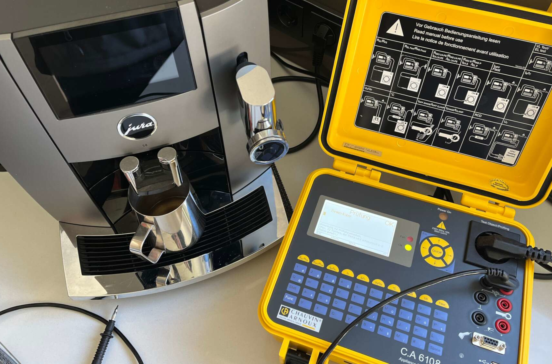 Sicherheitsprüfung einer Kaffeemaschine mit Gerätetester C.A 6108 – Elektrotechnik Martin Nill in Wien