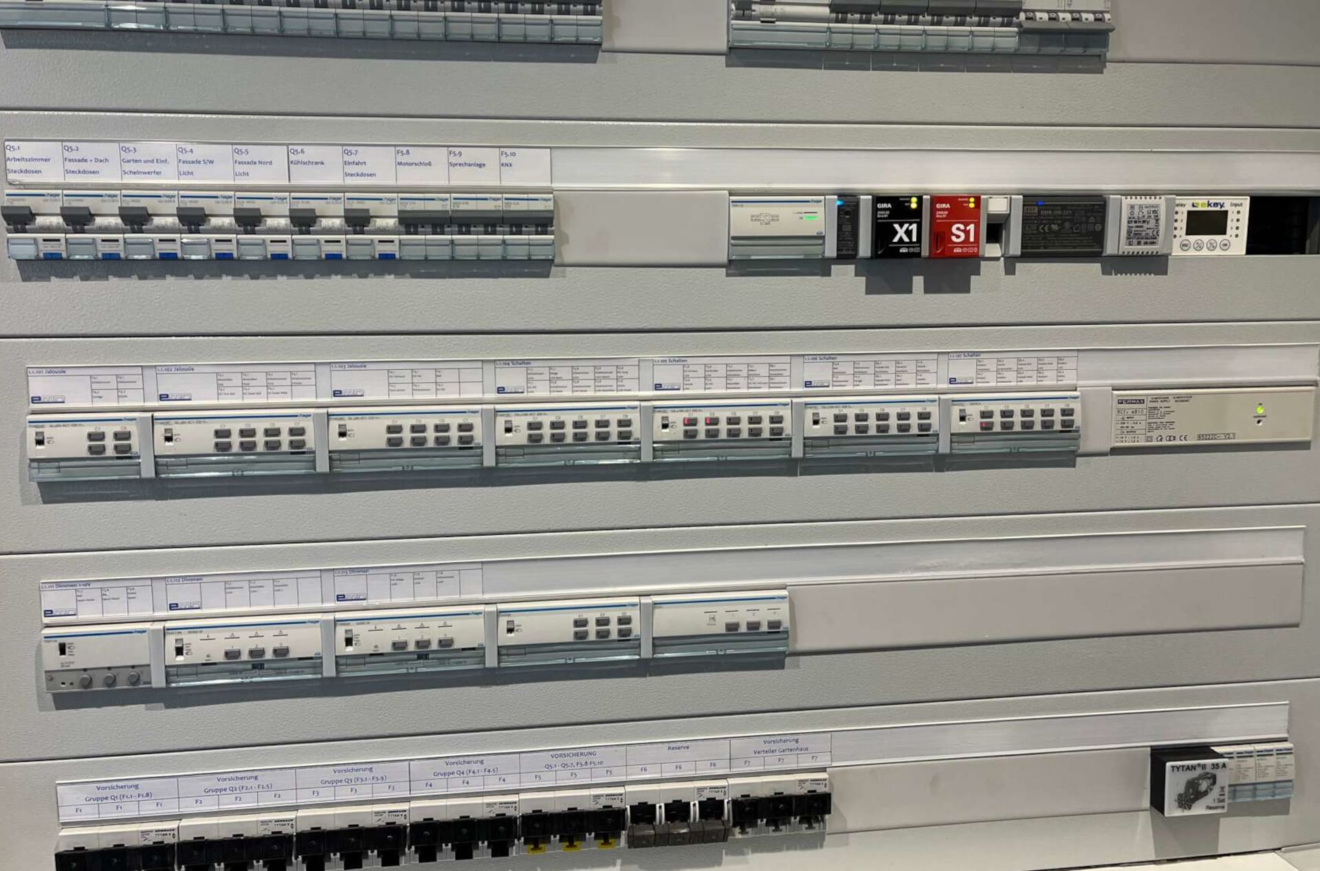 Elektroinstallationen: Zukunftssicherheit & geprüfte Qualität vom Experten.