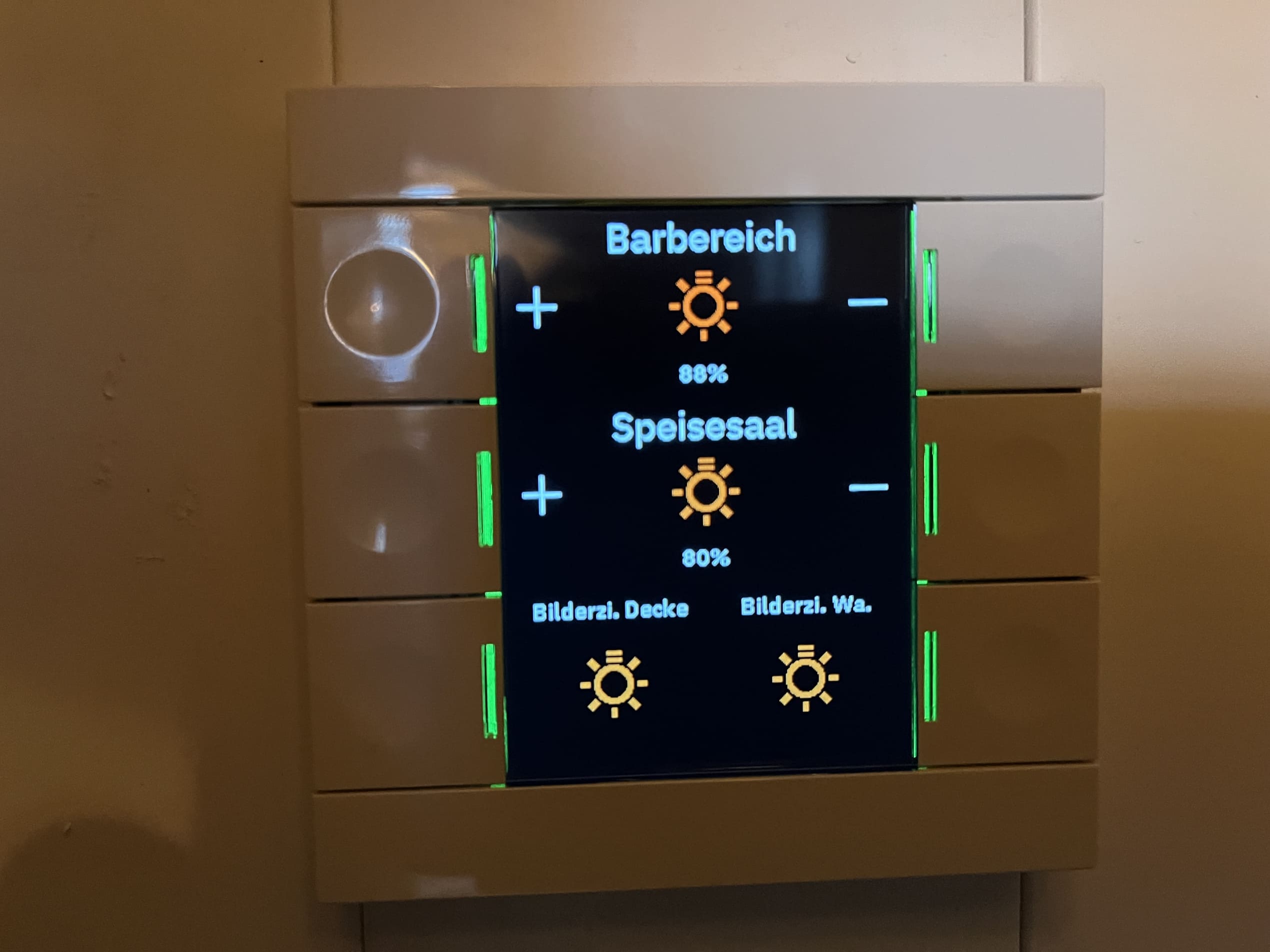 Smart Home Steuerung von Elektrotechnik Martin Nill in Wien – einfache Bedienung von Licht, Heizung und Jalousien über modernes KNX-Bedienpanel