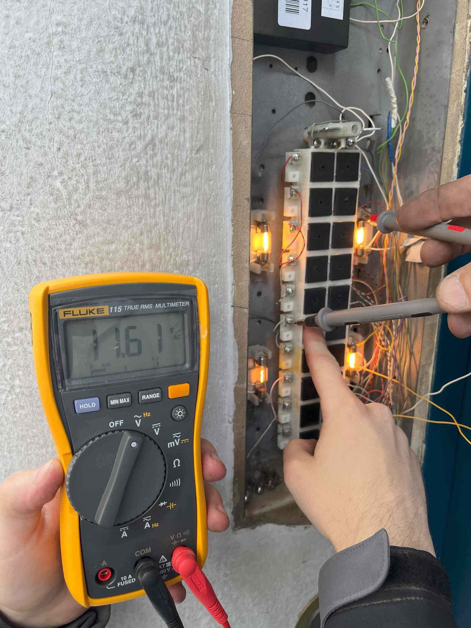 Elektrotechnik Martin Nill bei der Störungsbehebung in Wien – Elektriker misst Spannung und lokalisiert Fehler in einer Elektroinstallation