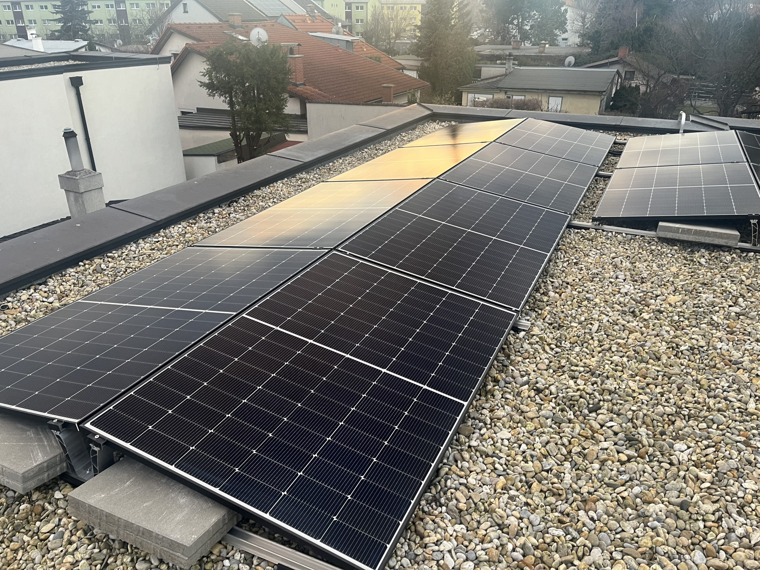 Photovoltaikanlage auf einem Flachdach in Wien – fachgerechte Installation durch Elektrotechnik Martin Nill für maximale Energieeffizienz und Sicherheit