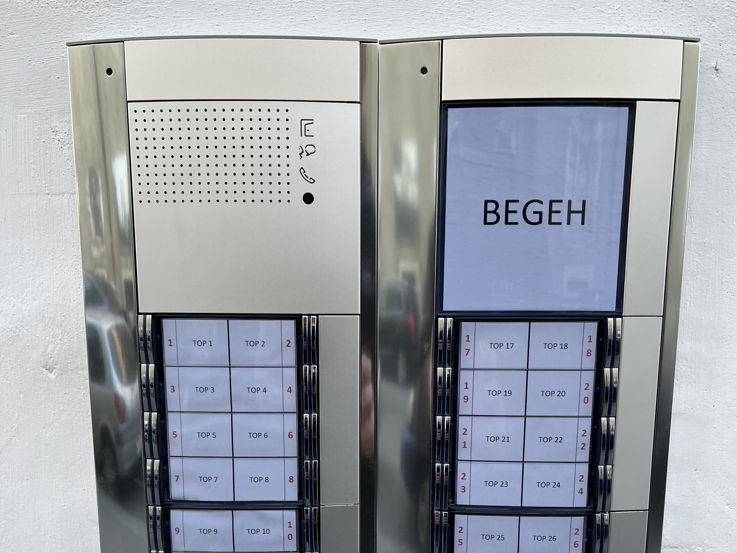 Moderne Sprechanlage mit Edelstahl-Außenstation für Mehrparteienhaus – installiert durch Elektrotechnik Martin Nill in Wien