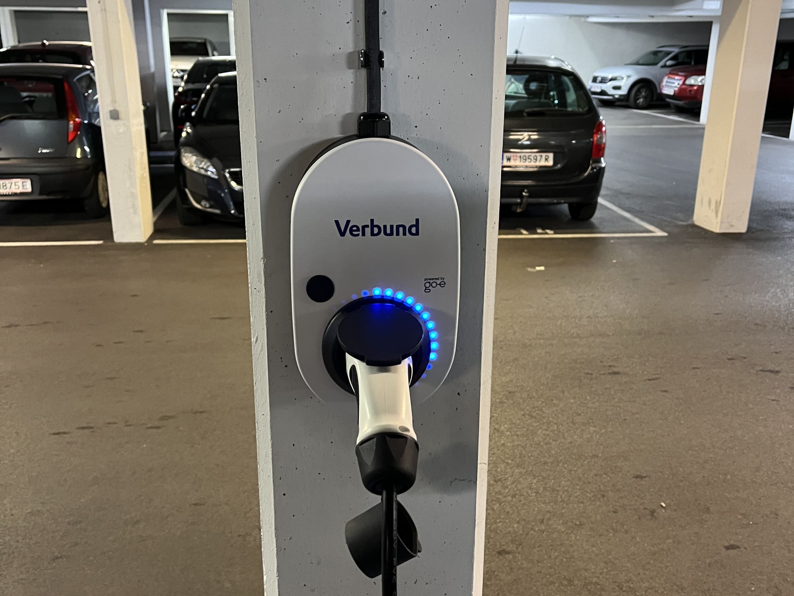 Wallbox in Tiefgarage mit angeschlossenem Elektrofahrzeug – Installation durch Elektrotechnik Martin Nill in Wien