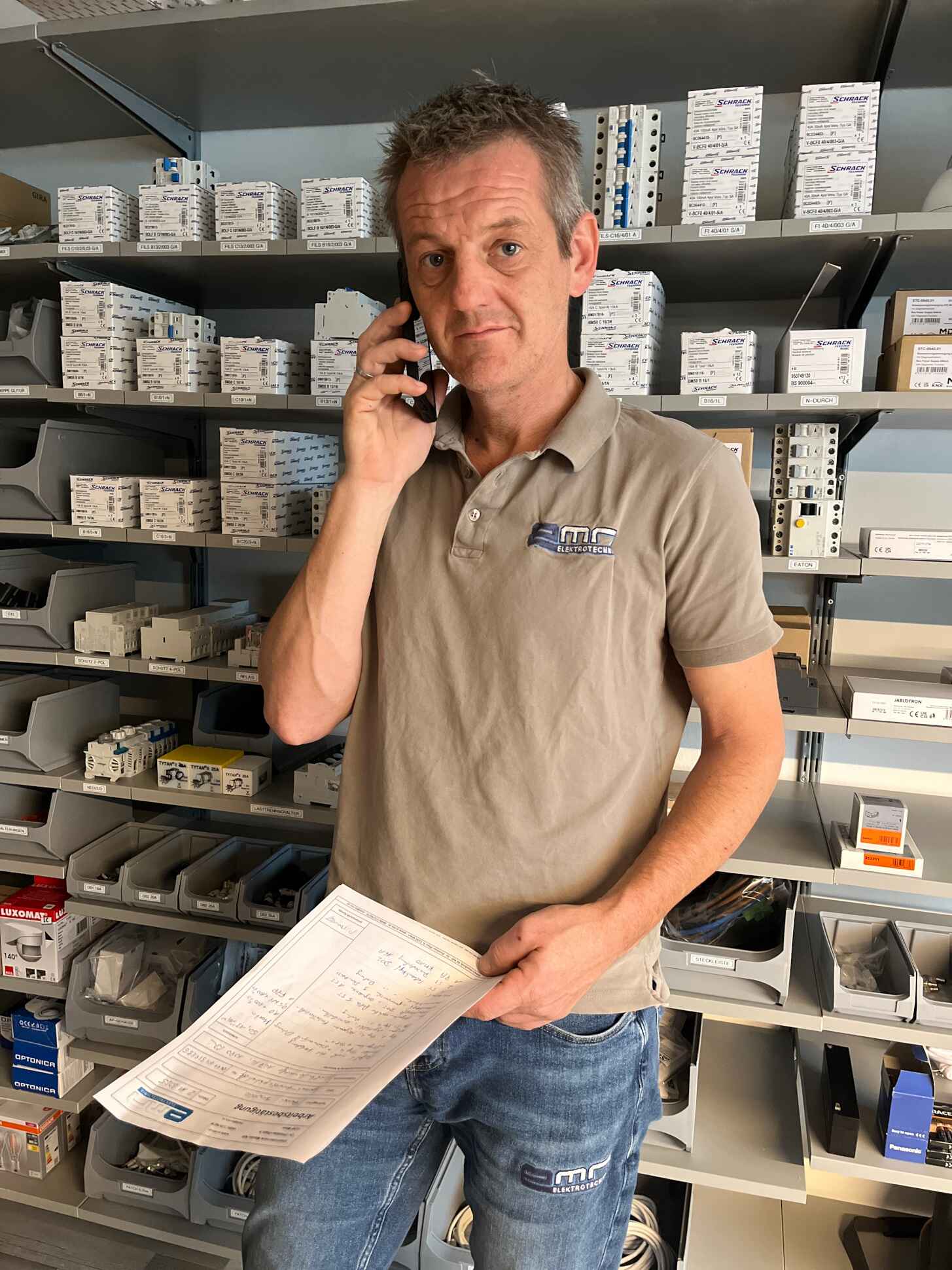 „Martin Nill, Elektrotechniker und Unternehmensgründer, im Lager von Elektrotechnik Martin Nill in Wien-Liesing – persönliche Betreuung, Qualität und Erfahrung seit 2010